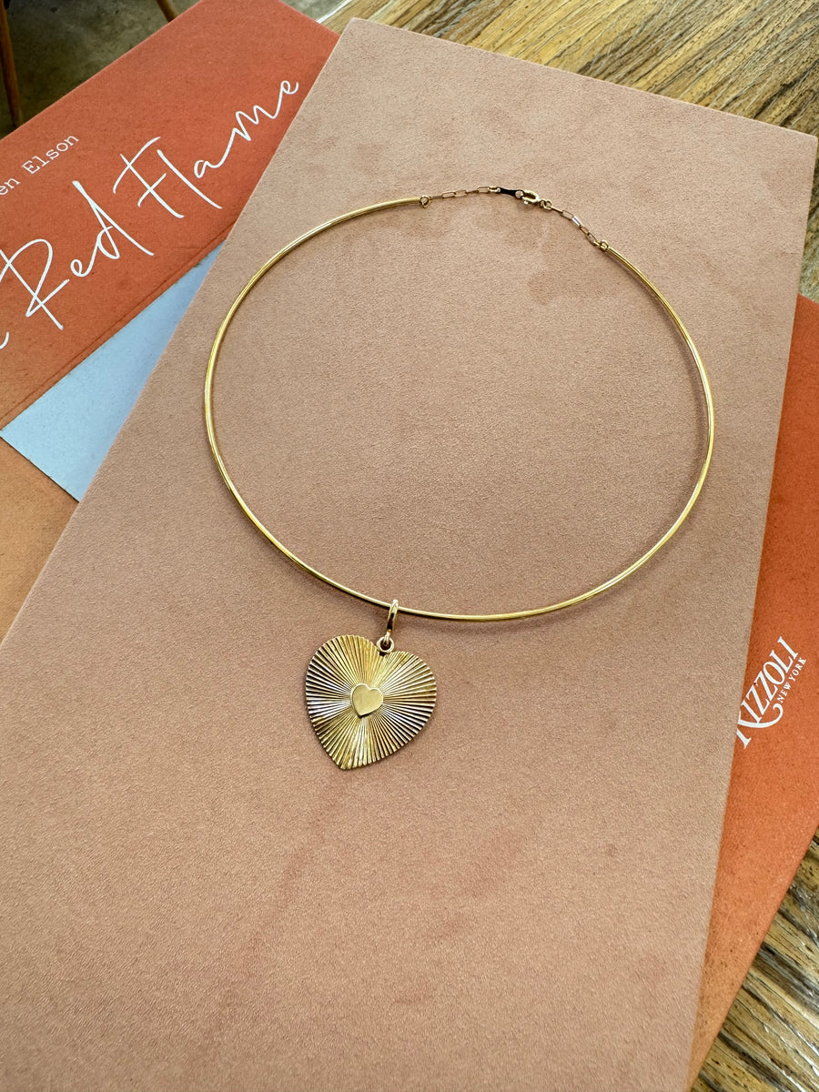 Amami Charm, Gold necklace with a heart pendant 